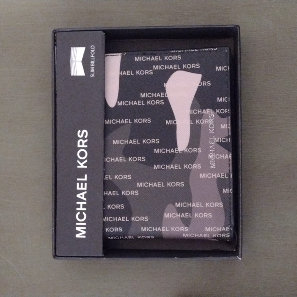Michael Kors Jet Set Camo Wallet